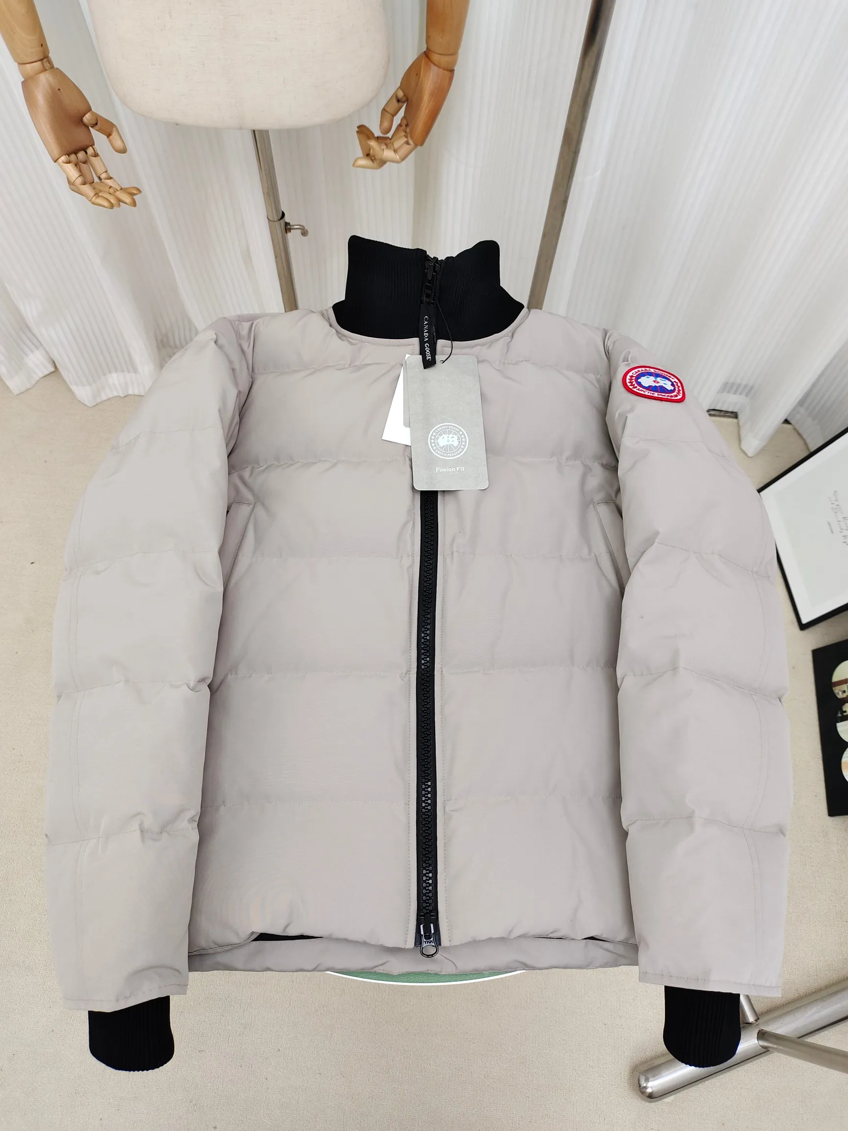 P820 ​​Ganand Goose Canada Goose 24 men's new short style. The most popular autumn and winter items on INS in recent years. More and more people are choosing goose down jackets. Fur collar: wolf hair! Canada Goose super 3D technology waterproof fabric treatment, perfect wind resistance, cold resistance, and high temperature resistance! Built-in plush heat storage to keep warm, heats up quickly and warms up quickly! Personalized design, exquisite workmanship, smooth to the touch and comfortable on the skin. Double-layer windproof cuffs, windproof and frostproof! The pocket design is beautiful and practical. The Canada Goose down jacket has been the most popular thermal suit in the world in the past two years. It has far surpassed the down jackets in the Mengkou Kingdom. At the same time, the style is classic and never goes out of style. Don’t be afraid of this cold winter, all you need is a Canada Goose down jacket. Item number: 42 styles Black: lime, black, graphite gray Size: S-3XL
